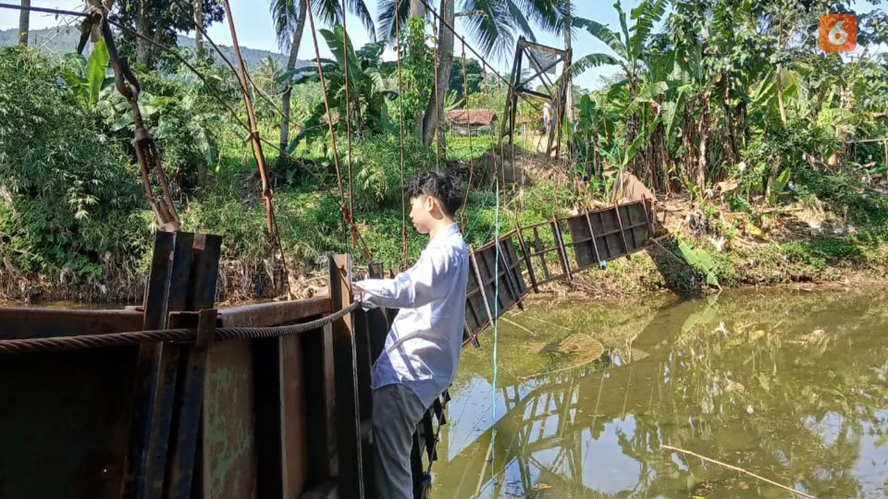 Willie Salim saat berkunjung memberikan bantuan untuk memperbaiki jembatan rusak di Kabupaten Sukabumi (Liputan6.com/Istimewa).