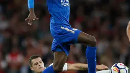 Pemain Leicester City, Wilfred Ndidi berusaha melewati pemain Arsenal Granit Xhaka saat pertadingan Liga Inggris di  Stadion Emirates, London (11/8). (AP Photo/Alastair Grant)