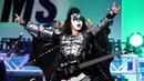 Vokalis KISS, Gene Simmons saat menghibur penonton selama 23rd Annual Race to Erase MS Gala di The Beverly Hilton Hotel, California, USA (15/4). Sejumlah selebritis hadir dalam acara amal tersebut. (AFP PHOTO/Frederick M. Brown)