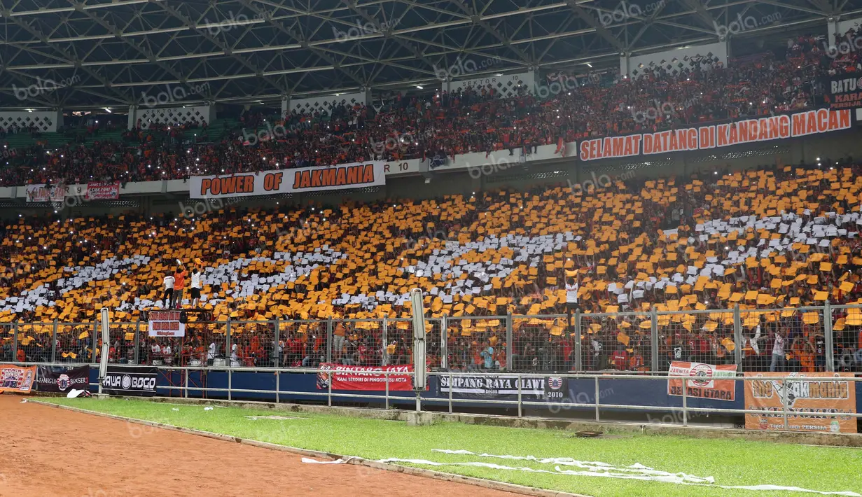 Aksi koreografi The Jakmania, suporter Persija saat laga Persija melawan Semen Padang dalam Torabika Soccer Championship presented 2016 by IM3 Ooredoo di Stadion Utama Gelora Bung Karno, Jakarta, Minggu (8/5/2016). (Bola.com/Arief Bagus)