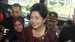 Menkes Nila Farid Moeleok melemparkan senyum kepada awak media yang telah menunggunya di depan gedung KPK, Jakarta, Selasa (18/11/2014). (Liputan6.com/Miftahul Hayat)