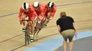 Tim China beraksi dalam sesi kualifikasi nomor Tim Sprint Kejuaraan Dunia Balap Sepeda Trek 2016 di Lee Valley VeloPark, London, Inggris, (2/3/2016). (AFP/Eric Feferberg)