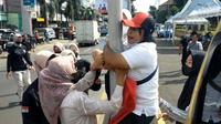 Aparat kepolisian terpaksa mengamankan seorang wanita sesaat menjelang kedatangan Presiden Jokowi di Bandar Lampung