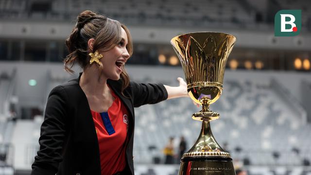 Foto: Melihat Lebih Detail Trofi Piala Dunia Basket 2023 Ditemani Cinta Laura
