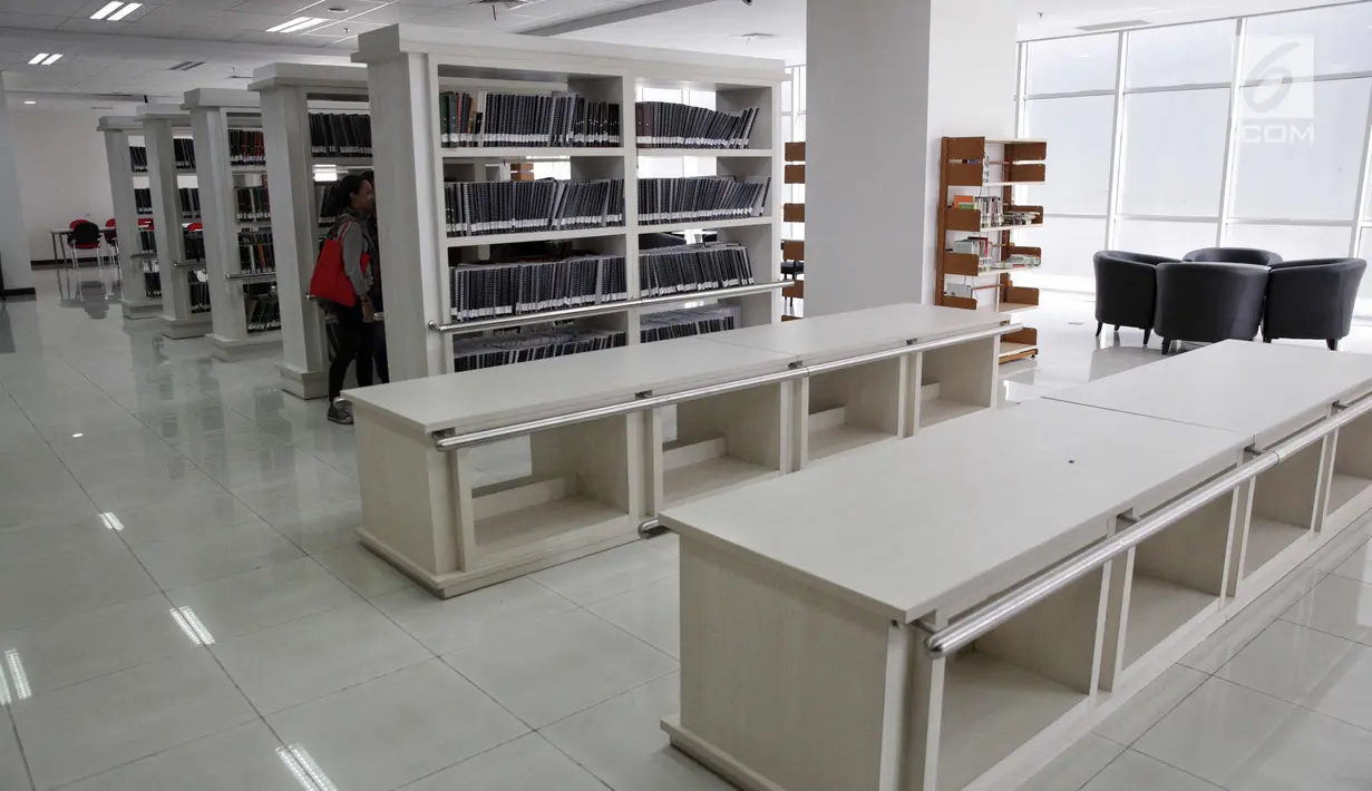 Suasana di salah satu ruangan Perpustakaan Nasional RI di Jakarta, Senin (6/11). Perpustakaan Nasional RI ini telah dibuka untuk publik sejak tanggal 6 Oktober 2017. (Liputan6.com/Faizal Fanani)