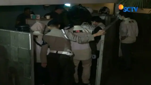 Penyidik Komisi Pemberantasan Korupsi (KPK) memeriksa pos keamanan di rumah Setya Novanto yang menjadi pusat kamera pemantau.