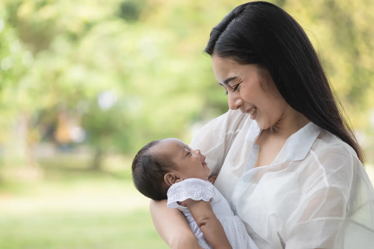 menggendong bayi