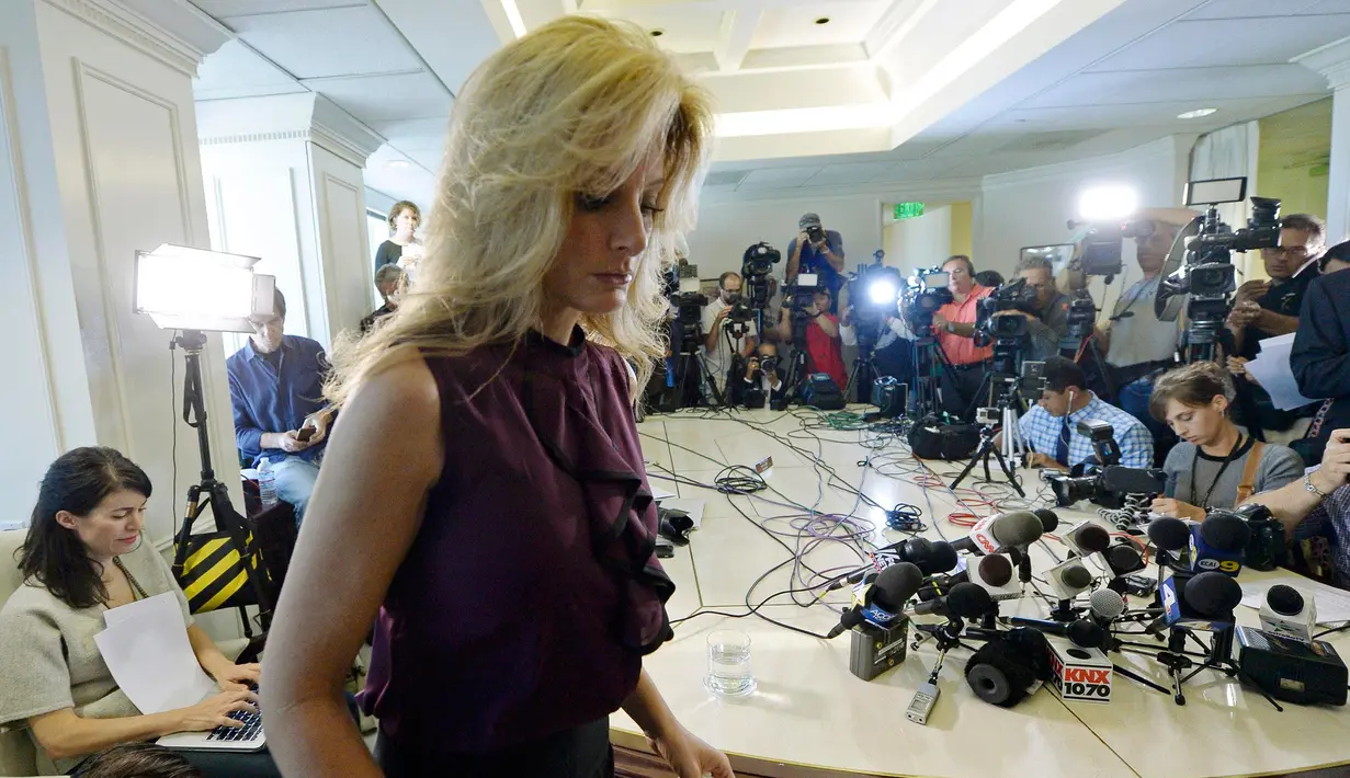 Mantan kontestan TV The Apprentice, Summer Zervos saat mengelar jumpa pers di Los Angeles, California (14/10). Summer Zervos yang kini berusia 41 tahun mengatakan dirinya bertemu Donald Trump dalam sebuah konferensi pers. (REUTERS/Kevork Djansezian)