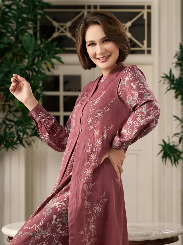 Potret Detail Gamis Motif Luna Maya