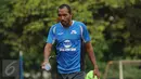 Bek PBR. Leonard Tupamahu saat beristirahat di sela-sela latihan dan uji coba dengan Villa 2000 di Lapangan ISCI, Ciputat, Tangerang, Kamis (5/11/2015). Laga ini persiapan PBR menghadapi turnamen Piala Jenderal Sudirman. (Liputan6.com/Helmi Fithriansyah) 