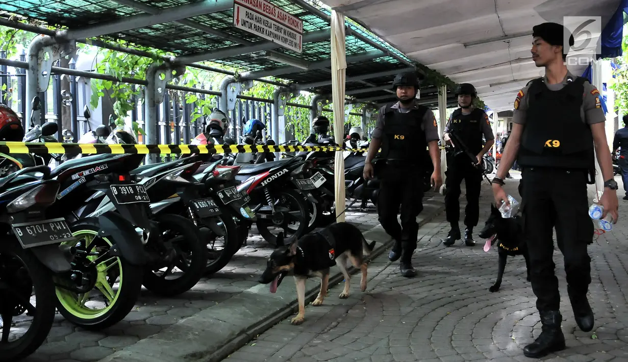 Tim K9 menggunakan anjing pelacak saat melakukan penyisiran jelang Misa Natal di Gereja Katedral, Jakarta, Senin (24/12). Sementara untuk misa Natal di Gereja Katedral Jakarta juga akan dilangsungkan dalam beberapa waktu. (Merdeka.com/Iqbal Nugroho)