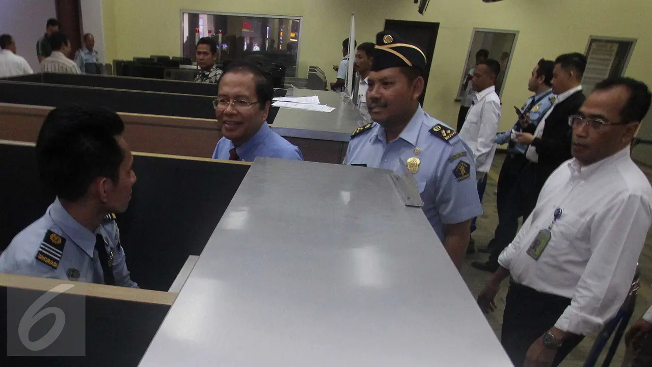 20160425-Sidak Bandara Soetta, Menko Rizal Temukan Turis Dipungut Biaya Visa-Tangerang