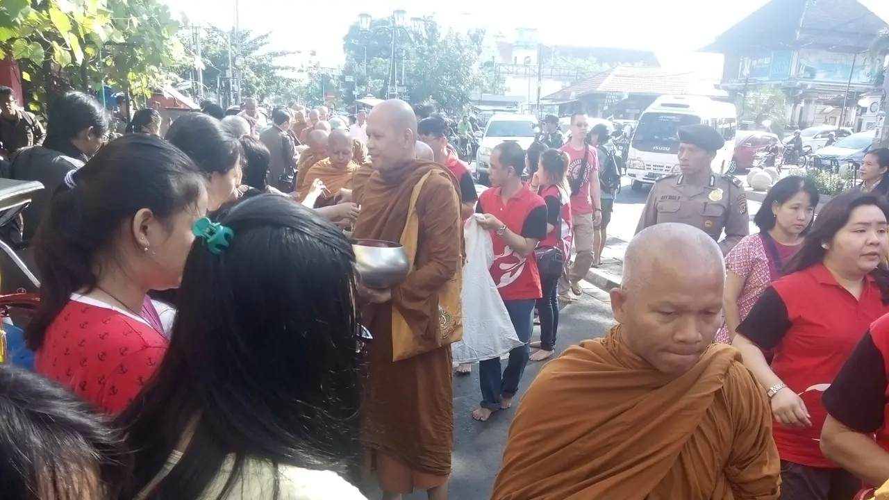 Derma Unik Umat Buddha Saat Pindapata Digelar di Malioboro Yogya