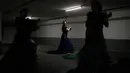 Sekelompok siswa flamenco menari di garasi parkir bawah tanah setelah kelas studio mereka terganggu oleh sirene serangan udara yang memperingatkan datangnya rudal dari Iran, di Tel Aviv, Israel, Senin 30 Maret 2026. (AP Photo/Ohad Zwigenberg)