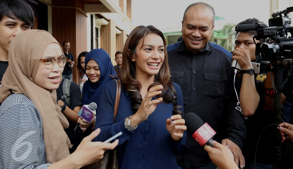 Artis Masayu Anastasia (tengah) memberi keterangan pers di Pengadilan Agama, Jakarta Selatan, (17/3). Isu keretakan rumah tangga Masayu dan Lembu sudah tercium sejak dua tahun terakhir,Namun kala itu keduanya membantah. (Liputan6.com/Gempur M Surya) 