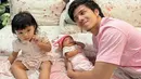 Dalam keterangan fotonya, Youtuber itu mengungkapkan kesibukan paginya merawat dua anak yang masih kecil-kecil [Instagram/azuraatta]
