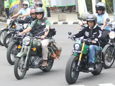 Presiden Joko Widodo (kiri) mengendarai motor Kawasaki W175 miliknya mengelilingi Kota Bandung, Minggu (11/10). Presiden Jokowi ditemani Gubernur Jawa Barat Ridwan Kamil dan pengendara sepeda motor dari berbagai komunitas. (Liputan6.com/Angga Yuniar)