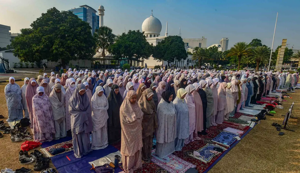 Umat Islam melaksanakan Shalat Istisqa di halaman Mesjid Al Azhar, Jakarta, Selasa, 1 September 2026. (KLY/ Arie Basuki).