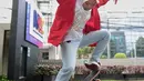 Skateboarder Indonesia Nyimas Bunga menunjukkan keterampilannya bermain skateboard saat berkunjung ke kantor KLY, Jakarta, Jumat (7/9). Gadis 12 tahun ini merupakan peraih medali perunggu di ajang Asian Games 2018. (Liputan6.com/Faizal Fanani)