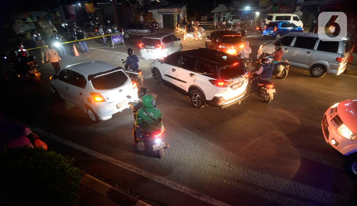 Kendaraan berjalan tersendat saat pengalihan arus lalu lintas di depan RS Sari Asih, Tangerang Selatan, Sabtu (9/5/2020). Pengalihan arus dalam rangka pelaksanaan Pembatasan Sosial Berskala Besar (PSBB)  untuk memutus penularan Covid-19 di Tangsel mulai jam 22.00 - 05.00. (merdeka.com/Dwi Narwoko)