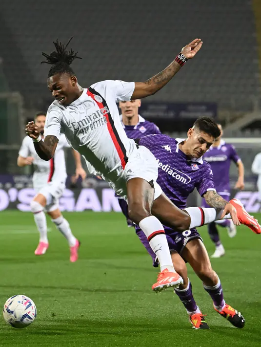 <p>Tiga menit berselang, Fiorentina berhasil menyamakan kedudukan lewat gol Alfred Duncan pada menit ke-50. (Alberto PIZZOLI/AFP)</p>