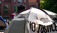 Para aktivis dan mahasiswa berunjuk rasa di dekat perkemahan di University Yard di Universitas George Washington pada 28 April 2024 di Washington, DC. (Kent Nishimura/Getty Images North America/Getty Images via AFP)