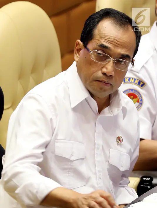 Menteri Perhubungan Budi Karya Sumadi saat rapat kerja (raker) dengan Komisi V DPR di Kompleks Parlemen, Senayan, Jakarta, Kamis (22/11). DPR mengundang Budi Karya untuk meminta penjelasan resmi jatuhnya Lion Air PK-LQP. (Liputan6.com/JohanTallo)