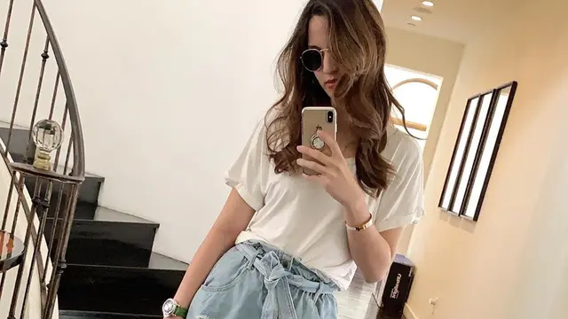 FOTO: Gaya Nia Ramadhani dengan Outfit Putih, Tetap Menawan