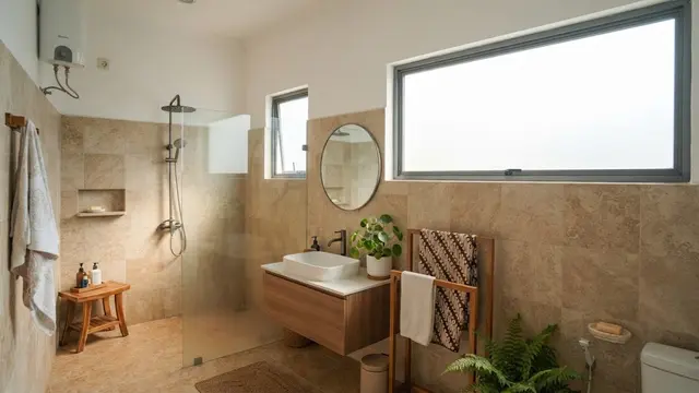 Model kamar mandi dengan jendela tinggi agar tetap mendapat cahaya desain jendela tinggi menggunakan kaca buram