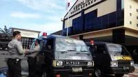 Ambulans Polda Bengkulu yang membawa dua jenazah korban kerusuhan dan kebakaran Rutan Malabero, Kota Bengkulu. (Liputan6.com/Yuliardi Hardjo Putra) 