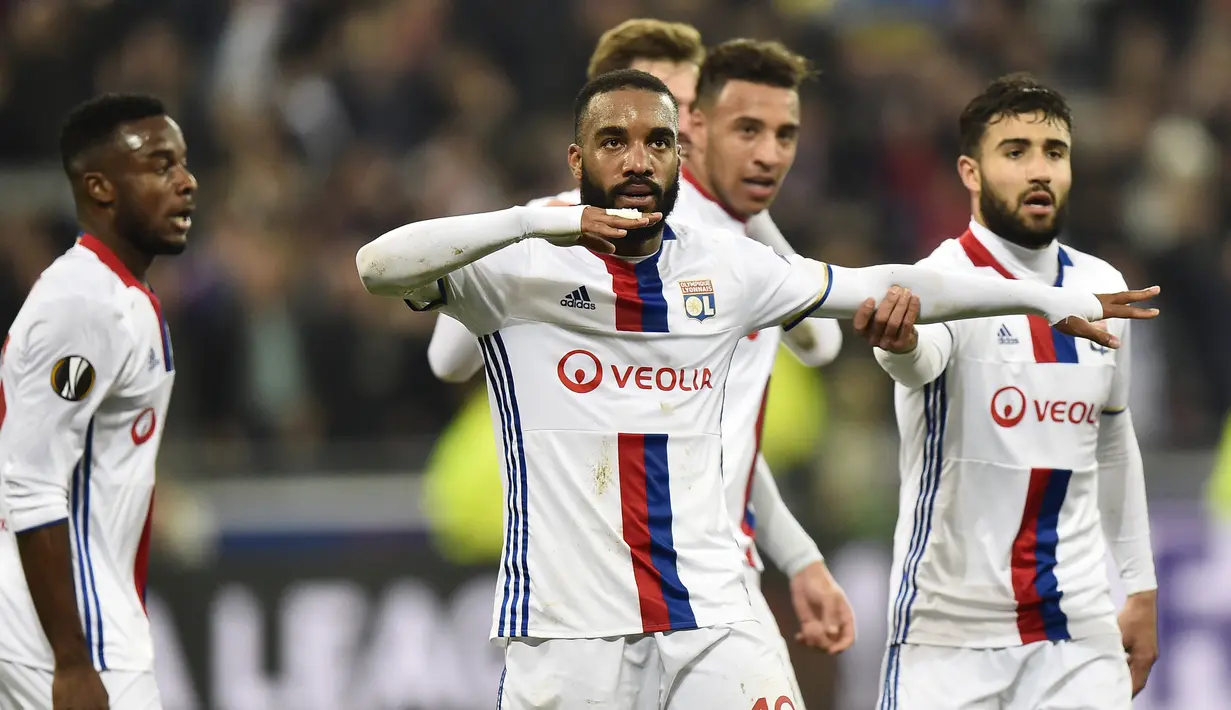 Penyerang Lyon, Alexandre Lacazette melakukan selebrasi usai mencetak gol ke gawang AS Roma pada leg pertama babak 16 besar Liga Europa di Stade de Lyon, Prancis, (9/3). Lyon berhasil mengalahkan AS Roma dengan skor 4-2. (AFP Photo / Romain Lafabregue)