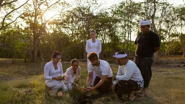 ‘Ngeruak’, upacara tradisional Bali sebelum memulai pembangunan, sebagai ungkapan syukur kepada tanah dan permohonan izin untuk mengubah fungsinya. (Dok Nuanu Creative City)