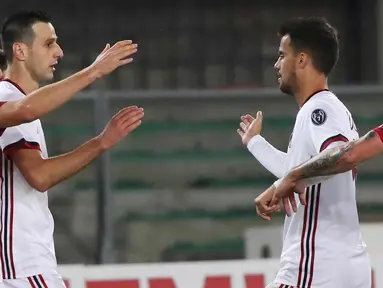 Penyerang AC Milan, Nikola Kalinic (kedua kiri) melakukan selebrasi usai mencetak gol ke gawang ChievoVerona pada lanjutan Liga Serie A Italia di stadion Bentegodi di Verona, Italia,(25/10). Milan menang telak 4-1. (Filippo Venezia / ANSA via AP)