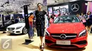 Model mengenakan busana dari desainer Biyan Wanaatmaja  pada gelaran GIIAS 2016 di ICE BSD City Serpong, Banten, (13/8).Fashion yang ditampilkan mencerminkan penumpang dari Marcedes-Benz memiliki image elegan dan prestisius. (Liputan6.com/Fery Pradolo)
