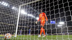 Blunder itu diawali aksi Casemiro yang melakukan sapuan bola, Mendy kemudian keluar jauh dari kotak penalti untuk mengambil bola itu. (AFP/Adrian Dennis)