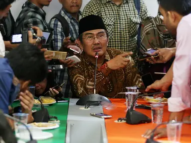 Ketua Umum Ikatan Cendekiawan Muslim Indonesia (ICMI) Jimly Asshiddiqie dalam diskusi bersama media di kantor ICMI, Jakarta, Rabu (9/8). ICMI menyoroti kondisi kebangsaan terkini seperti Pembubaran HTI dan Polemik UU Pemilu. (Liputan6.com/Johan Tallo)