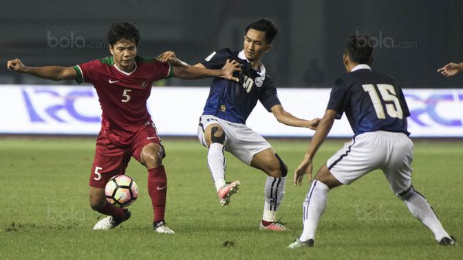 Bek Timnas Indonesia, Achmad Jufriyanto, mengontrol bola saat melawan Kamboja pada laga persahabatan di Stadion Patriot, Bekasi, Rabu (4/10/2017). Indonesia menang 3-1 atas Kamboja. (Bola.com/Vitalis Yogi Trisna)