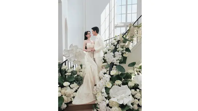 6 Potret Dekorasi Tangga Pernikahan Davika Hoorne, Elegan Bernuansa Putih Klasik
