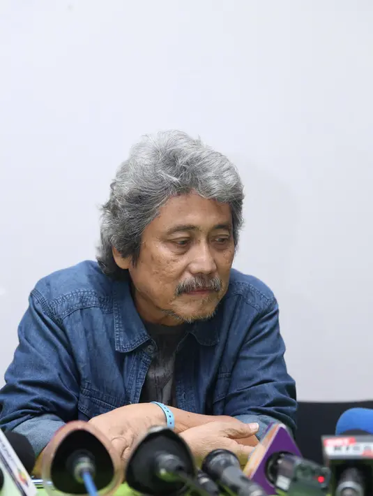 Ia juga menceritakan, bahwa anak-anaknya juga tidak panik. Karena tahu bahwa berita itu hoax. Anak-anak panik saat tahu ayahnya sakit. (Andy Masela/Bintang.com)