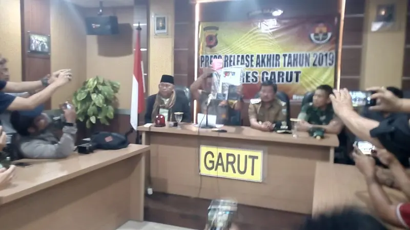 Didampingi Bupati Garut dan Ketua MUI, Kapolres Dede Yudi Ferdiansyah nampak tengah memberikan penjelasan ihwal kasus dugaan penistaan agama menginjak alquran di Garut, Jawa Barat