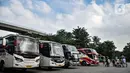 Calon penumpang menaiki bus AKAP di loket Terminal Kampung Rambutan, Jakarta Timur, Selasa (20/12/2022). Petugas Dinas Perhubungan Terminal Kampung Rambutan mengatakan jumlah penumpang tujuan kota di Sumatera, Jawa, dan Bali mengalami peningkatan hampir 10 persen dibandingkan hari biasa jelang liburan Natal 2022 dan Tahun Baru 2023. (merdeka.com/Iqbal S. Nugroho)