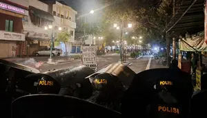 Update Kericuhan Demo DIY, Massa Bentrok Lagi dengan Polisi di Tugu Yogyakarta