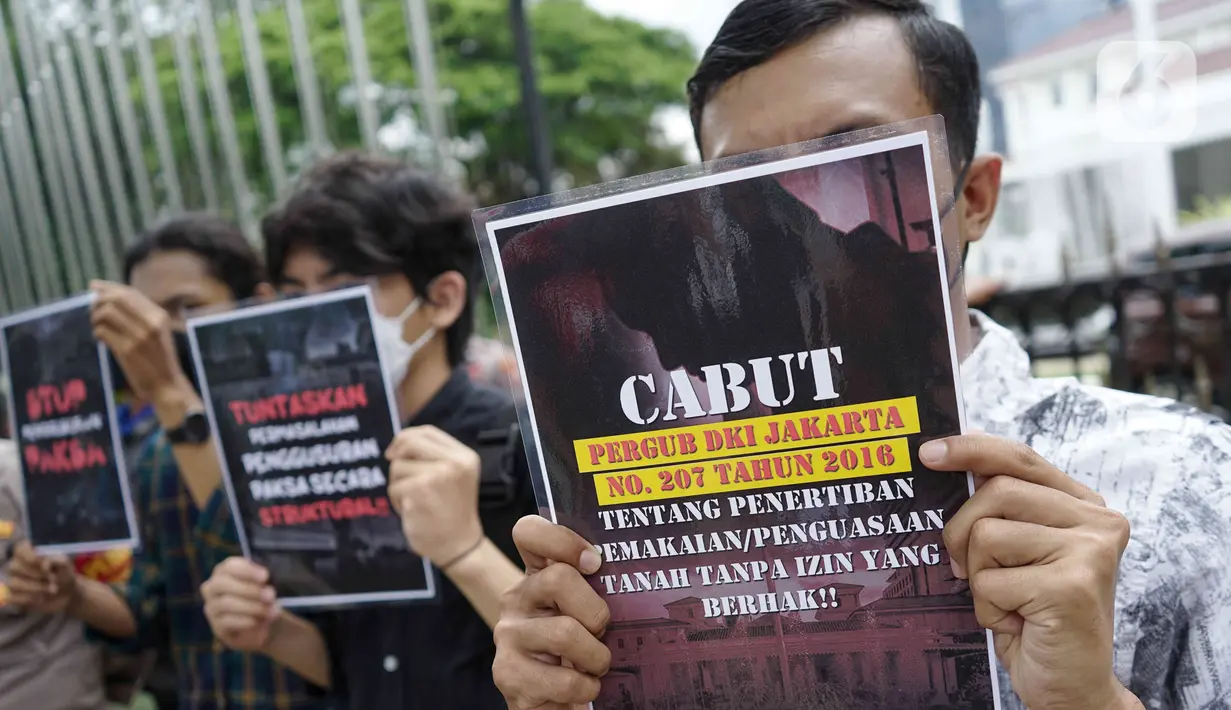 Aksi massa dari Koalisi Rakyat Menolak Penggusuran (KRMP) di depan Balai Kota DKI Jakarta, Kamis (10/2/2022). Selain berunjuk rasa, mereka juga akan menyerahkan surat tuntutan untuk mencabut Pergub DKI Jakarta 207 tahun 2016 yang meligitimasi penggusuran paksa. (Liputan6.com/Herman Zakharia)