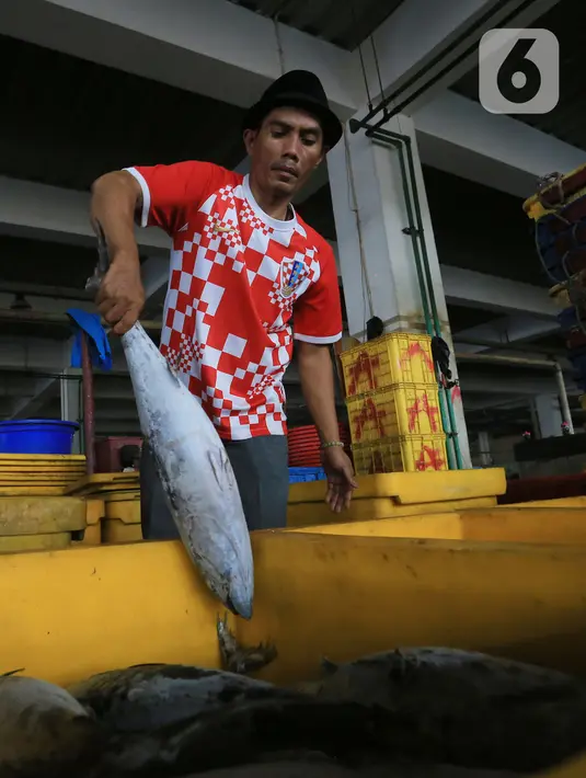 Pedagang memilah ikan di Pasar Ikan Modern Muara Baru, Jakarta, Jumat (8/10/2021). Aktifitas jual beli mulai terlihat usai nelayan menghentikan aksi mogok bongkar muat terkait penolakan kebijakan kenaikan Penerimaan Negara Bukan Pajak (PNBP) pada sektor perikanan. (Liputan6.com/Herman Zakharia)