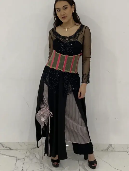 Fashion Stylist Joviana Henza menambah gaya Aaliyah dengan korset transparan pink. Dipadukan skirt pink bergaris dan celana hitamnya. [@aaliyah.massaid]