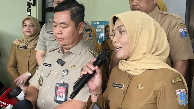Kepala Dinas Kesehatan (Dinkes) DKI Jakarta Ani Ruspitawati dan Pj Gubernur DKI Jakarta Teguh Setyabudi di Puskesmas Pulogadung, Jakarta Timur, Senin (10/2/2025). (Liputan6.com/Winda Nelfira)