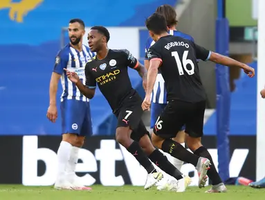 Penyerang Manchester City Raheem Sterling (kedua kiri) merayakan gol yang dicetaknya ke gawang Brighton and Hove Albion pada Pekan ke-35 Liga Inggris di stadion The American Express, Minggu (12/7/2020). Manchester City berpesta gol di markas Brighton. (Julian Finney/Pool via AP)