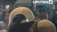 Di balik bentrokan maut di Matraman, ada kisah haru seorang pedagang nasi uduk yang kehilangan mata pencaharian. Rita, pedagang nasi uduk di Jalan Matraman Dalam, Jakarta Pusat, tak kuasa menahan air mata saat menerima gerobak baru sebagai pengganti gerobaknya yang dirusak sekelompok pemuda sebel...