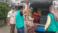 Pengemis di Tangerang Selatan yang bawa anak dibawa petugas. (istimewa)