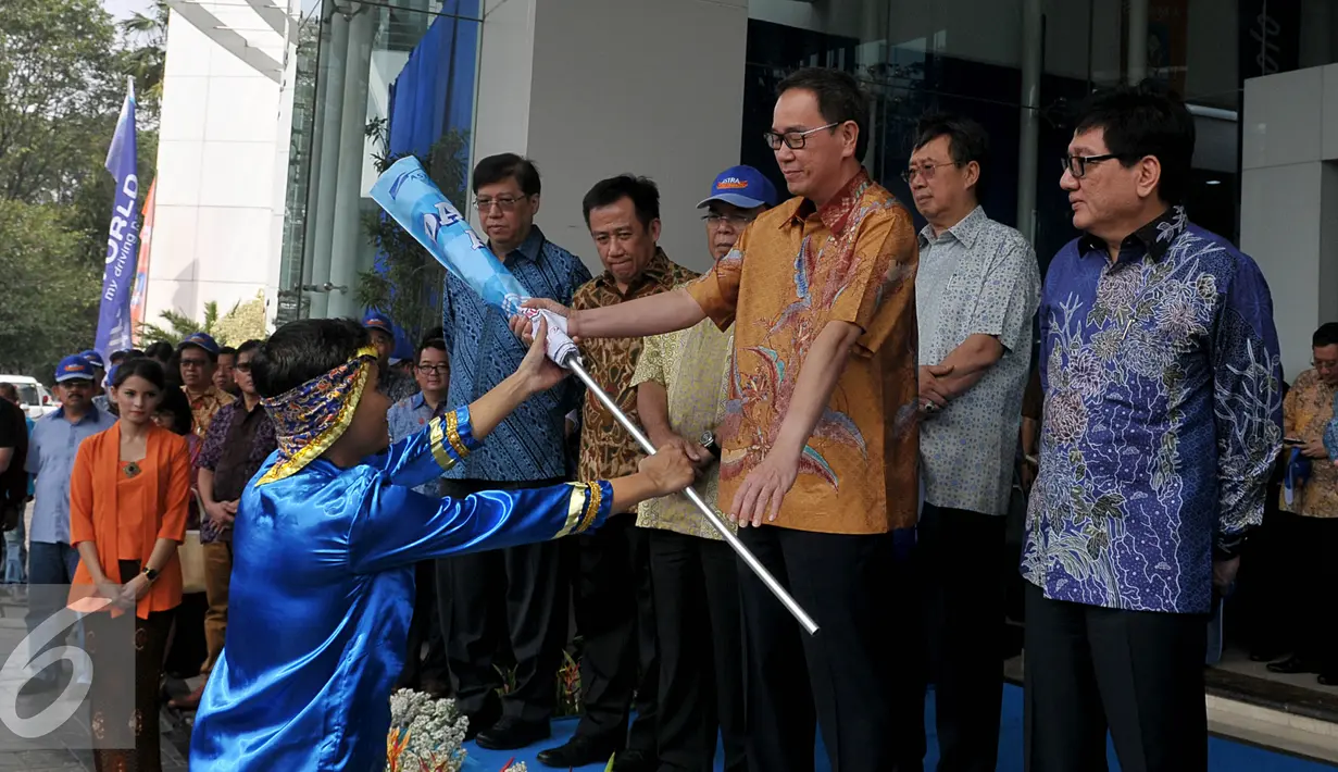 Presiden Direktur Prijono Sugiarto menerima bendera tim layanan mudik Astra Holiday Campaign (AHC) 2015, Jakarta, Jumat (10/7/2015). Program ini berlangsung pada 13-22 Juli 2015 di sepanjang jalur mudik Jawa-Bali. (Liputan6.com/Johan Tallo)